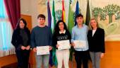 Los ganadores posan junto a la directora del Secretariado de Empleabilidad, Rosa Vallecillo (izquierda), y la vicerrectora de Estudiantes y Empleabilidad de la UJA, María Teresa Pérez (derecha). / UJA.