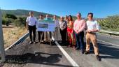 Autoridades en la inauguración del arreglo de la JA-3200, en el acceso a Entrecaminos. / Álvaro Guzguti / Diario JAÉN. 