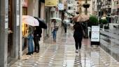Imagen de archivo de la lluvia cayendo sobre la calle Bernabé Soriano, en Jaén. / Jason Moyano / Diario JAÉN.