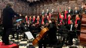 La Agrupación Cantoría de Jaén coronó el fondo del coro de la Catedral para llenar el espacio de su música navideña. Los asistentes completaron el aforo y llenaron las sillas dispuestas frente a los músicos. La verja de entrada al coro se llenó de gente para verlo. / Álvaro Guzguti / Diario JAÉN.