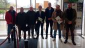 Luis Marín, primero por la izquierda; Luis García Millán, Juan Manuel Camacho y José María Mesbailer, con otros representantes de Jaén Merece Más y de la Plataforma en Defensa del Ferrocarril, en la Subdelegación del Gobierno de Jaén. / Fran Miranda / Diario JAÉN.