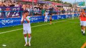 Óscar Lozano aplaude a los aficionados en presencia de Álvaro Muñiz. / Álex Gómez / Diario JAÉN. 