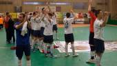 DOBLE ALEGRÍA. Los jugadores celebran el ascenso en la pista del Centelles y debajo saludan al público después de derrotar al Jaén Clima y asegurar el título de Liga de Primera A.