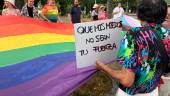 Detalle de la bandera en la manifestación por el Día del Orgullo Lgtbiq+. / Elisabeth Ruiz / Diario JAÉN. 