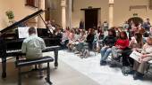 Uno de los participantes en el Maratón de Piano realiza una demostración de piano. / A. Lechuga.