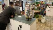 Un comprador espera mientras el equipo de Floristería Aguilera, en la tienda del Gran Eje, preparan su pedido. / Ana Isabel Bravo / Diario JAÉN. 
