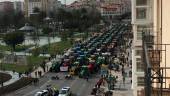 EN SANTANDER. Centenares de tractores y agricultores, que se citaron en el extrarradio de la ciudad, se incorporaban al centro a eso de las once de la mañana para colapsar el tráfico rodado.