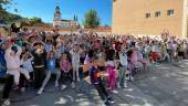 Los estudiantes del colegio Santa Lucía, de Frailes, dibujan un corazón al cielo y lanzan “te quieros” a sus seres queridos. / Ana Isabel Bravo / Diario JAÉN.