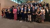 Personalidades y colectivos premiados se fotografían con las autoridades y las empresas que forman parte de Geolit. / Álex Gómez / Diario JAÉN.