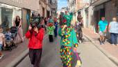 Dos gigantes y seis cabezudos recorrieron las calles de Beas de Segura acompañados por la banda municipal y familias enteras. / Álvaro Guzguti / Diario JAÉN.