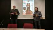 Los dibujantes Arturo Molero y Ricardo Olivera, “Fritz”, muestran el libro “Los locos años 20, de la pandemia a la guerra”. / Ana Lechuga / Diario JAÉN.