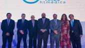 Jesús Prieto Vara, Antonio Luna Alcalá, Antonio Luna Fantony, Francisco Luna Alcalá, Luis Luna Alcalá, Adelina Luna Alcalá y José Afonso Martos Medina, posan con el logotipo del 50 aniversario de la fundación de HT Médica. / Pablo Espinosa Luna / Diario JAÉN.