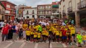 Foto de familia de Juan Palomares con los niños de la cantera del CD Rus, las autoridades y vecinos asistentes al acto. / Álex Gómez / Diario JAÉN.