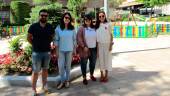 BUENA SINTONÍA. Alberto Garrido, Belén Ramírez, María Ángeles Garrido y Dolores Narbona, en la plaza de los Sauces.