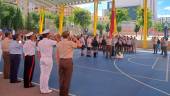 Los alumnos realizan el izado de la bandera. / Álex Roig / Diario JAÉN.