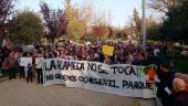 Protesta en el parque de La Alameda, esta tarde. / Vídeo y fotografía Fran Miranda / Diario JAÉN. 