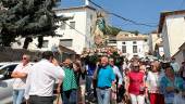 La patrona de Santiago de la Espada, en procesión. / Nuria Fernández / Diario JAÉN. 