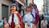 Pasacalles de gigantes y cabezudos en Torredonjimeno. / Jason Moyano / Diario JAÉN. 