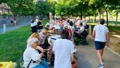 Integrantes de la Asociación Jiennense de la Esclerosis Múltiple en el parque del Bulevar para celebrar la cuarta Marcha Solidaria.