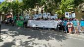 Veterinarios y tutores de perros y gatos culminan la manifestación en el parque de la Victoria, donde leen un manifiesto.
