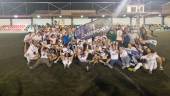 Los jugadores, el cuadro técnico y los aficionados del Villanueva celebran el título en Begíjar.
