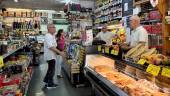 Clientes aprovechan las ofertas para comprar en una tienda de alimentación del Gran Eje. / Nuria Fernández / Diario JAÉN. 
