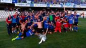 ÉXTASIS. Los jugadores y el cuadro técnico celebran la victoria con más de más un millar de aficionados del Linares Deportivo en las gradas.