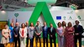 Juanma Moreno, flanqueado por Carmen Crespo, Julio Millán, Francisco Reyes, Catalina García y delegadas y delegados de la Junta en Jaén. / Iván Fuentes / Diario JAÉN.