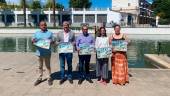Carlos Javier Sánchez, Juan Espejo, José Ayala, Paqui Hidalgo e Inmaculada García muestran el mapa de las nueve playas naturales desde el río de Aguascebas de Mogón.