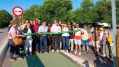 Vecinos de Puente Tablas junto con autoridades en el acto de apertura del nuevo carril peatonal. / Adrián Claudio / Diario JAÉN. 