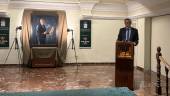 Antonio Martín Mesa interviene junto a su retrato elaborado por Paco Montañés. / Álex Gómez / Diario JAÉN.