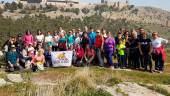 RUTA SENDERISTA. Usuarios del Club Deportivo Vadilleros y varios vecinos de El Tomillo posan con una banderola frente al Castillo de Santa Catalina.