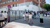 Los opositores a la salida del examen en la Universidad de Jaén. / Elisabeth Ruiz Martínez / Diario JAÉN. 