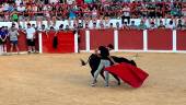 Uno de los diestros se mide con un toro en el ruedo frente a la atenta mirada de los vecinos. / Álvaro Guzguti / Diario JAÉN. 
