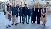 Integrantes del Partido Popular de Jaén tras la rueda de prensa del portavoz Agustín González, en la Plaza de Santa María. / Álvaro Guzguti / Diario JAÉN.