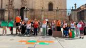 Trabajadores sociales, durante la protesta que ha tenido lugar en la Plaza de Santa María. / Nuria Fernández / Diario JAÉN. 
