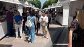 La calle Roldán y Marín llena de lectores que pasean por las casetas de la Feria del Libro. 