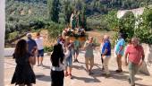 Vecinos y visitantes acompañan a Santa Lucía, patrona de la aldea perteneciente a Arroyo del Ojanco, durante el desfile procesional en su día grande. / Pablo Espinosa / Diario JAÉN.