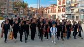 Alumnado y docentes durante el proceso de grabación de la versión del videoclip “Berghain”, de Rosalía, una salida al Paseo de los Álamos que sirvió para estrechar lazos entre la comunidad educativa del Conservatorio Elemental de Música Pep Ventura. 