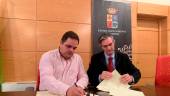 ACUERDO. El alcalde, Víctor Torres, y el director de la Caja Rural de Martos, Hugo Villadén, durante la reunión.