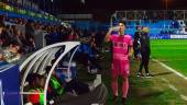 ENTREVISTA. Manu Sarmiento, jugador del Linares Deportivo, bebe agua antes de entrar al campo.