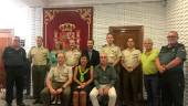 VISITA. El alcalde, Julio Millán, y el subdelegado de Defensa, Manuel Porres, con personal del Ministerio de Defensa en Jaén.