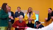 La delegada territorial de Inclusión Social, Juventud, Familias e Igualdad, Ángela Hidalgo, visita el centro de día El Mirador. / Junta de Andalucía