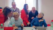 Miguel Ángel Maldonado y Jesús Estrella junto con trabajadoras de Cruz Roja y mayores del programa sobre la brecha digital. / Adrián Claudio Bonache / Diario JAÉN.