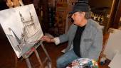El pintor Melchor Mesa mientras pinta la catedral de Jaén. / Facebook.