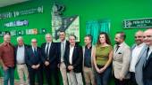 Rafael Gordillo posa con los componentes de la junta directiva de la Peña Bética Santo Reino, su excompañero Jacinto Barroso, Julio Millán y Beatriz López. / Gilberto Moreno / Diario JAÉN.