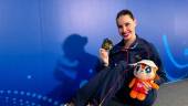 Iris Tió posa con la medalla de oro lograda en la rutina de Solo Libre en el Mundial de Singapur 2025. / RFEN. 