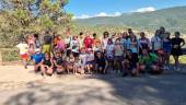 Antonio Funes con la directora del orfanato y tutores con los más de treinta niños que visitan este julio la provincia de Jaén con parte de la Sierra de Segura a sus espaldas.
