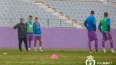 Jaime Pérez da instrucciones a varios jugadores del Real Jaén esta mañana en La Victoria.