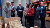 Patricia del Pozo, Agustín González, José Ayala, Concha Choclán y Vicente Oya durante la visita al depósito subterráneo del Museo Íbero. / Fran Miranda / Diario JAÉN.